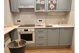 укладка мозаики арабески на кухонный фартук