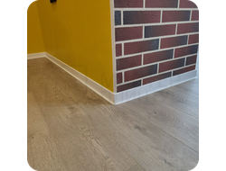 Плинтус ХДФ Dollken S60 Flex Life TOP 60мм Х 2,575 м - 1005 Белоснежный в интерьере 1