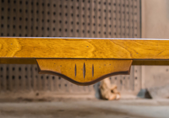 Стеллаж узкий, высокий.