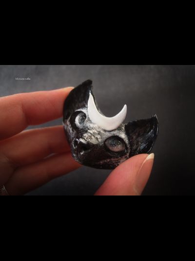 Необычная брошь в стиле фэнтези "Лунный котик - заклинатель звёзд"