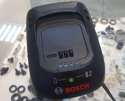 Зарядное устройство bosch 2607225273 + Аккумулятор б/у