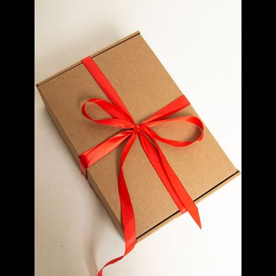 Подарочная коробка GILEV 32x22x10см с наполнителем и красной лентой