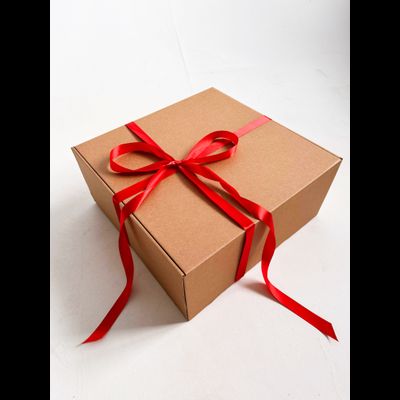 Огромная подарочная коробка GILEV 45х45х20см с красной лентой и наполнителем крафт