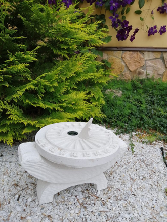 Скульптура из бетона Солнечные часы с компасом для сада