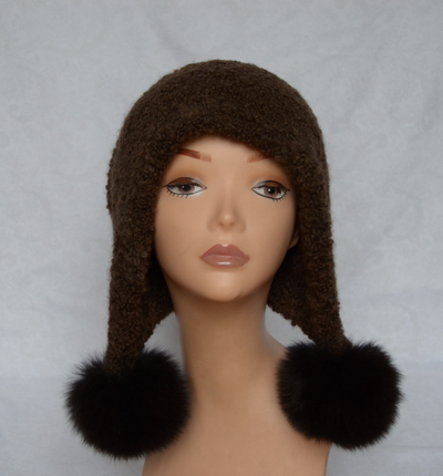 коричневая вязаная шапка ушанка с помпонами фото