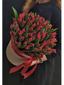 Коробка тюльпанов, 99 тюльпанов купить, 101 тюльпан в москве, красные тюльпаны в коробке, цветы