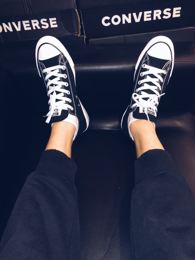 кеды Converse низкие черные на ногах
