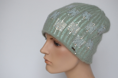 Мятная женская вязаная шапка со стразами