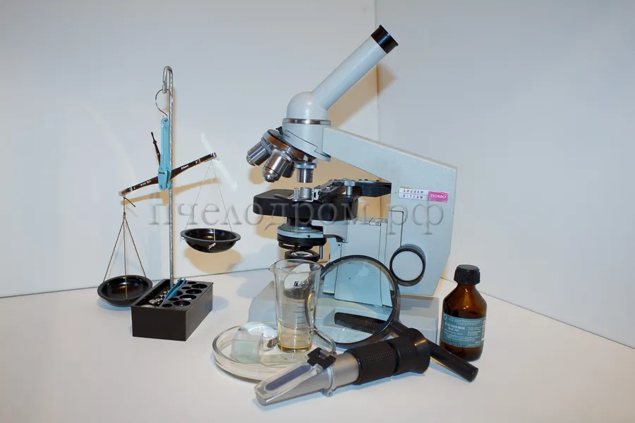 Наша лаборатория. Теперь мы можем определять влажность меда, проводить пыльцевой анализ, исследовать подмор на нозематоз и всё это не выезжая с пасеки