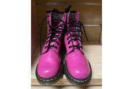 Стильные розовые ботинки Dr. Martens женские