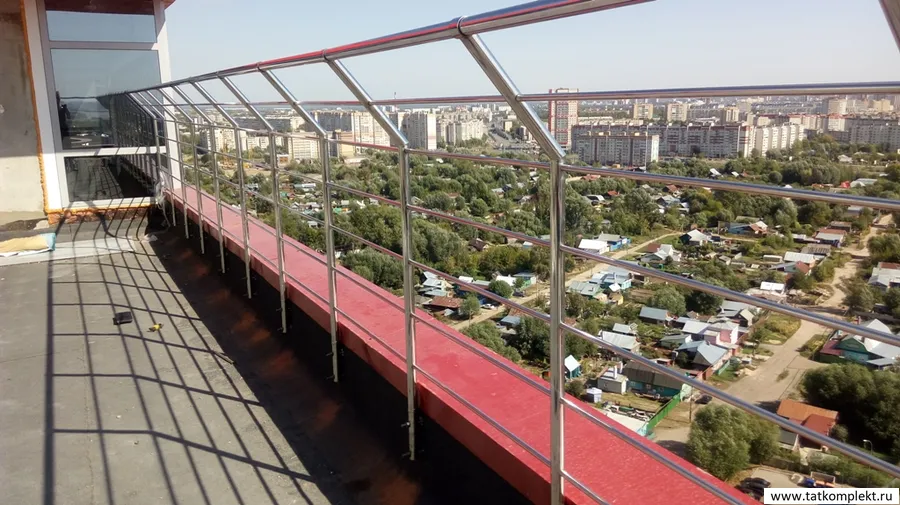 Ограждение изготовлено из полированной нержавеющей стали. Стойки с боковым креплением. Поручень и стойки изготовлены из нержавеющей  трубы 38мм. Заполнение 6 рядов трубы диаметром 16мм.