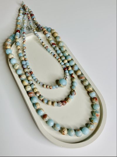 Бусы из голубого халцедона в ассортименте