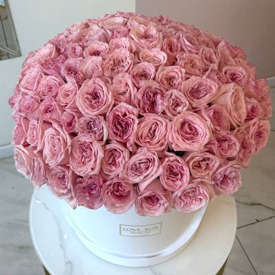 Букет в шляпной коробке XXL с пионовидными розами №2