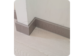 Металлическое совершенство: монтаж плинтуса Dollken Cubu Flex Life 80 в цвете платиновое серебро - воплощение современного дизайна с благородным металлическим блеском.