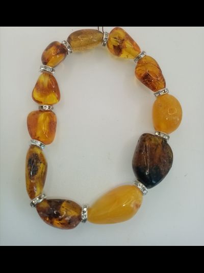 Браслет из натурального янтаря на резинке с бижутерией