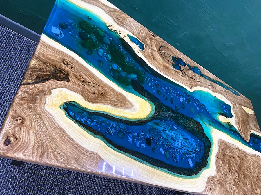 Стол из эпоксидной смолы с морскими бухтами и морским дном. работа spilcenter.com г.Владивосток