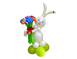 Мишка из шаров с букетом цветов