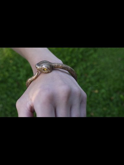 Браслет в виде золотой змеи