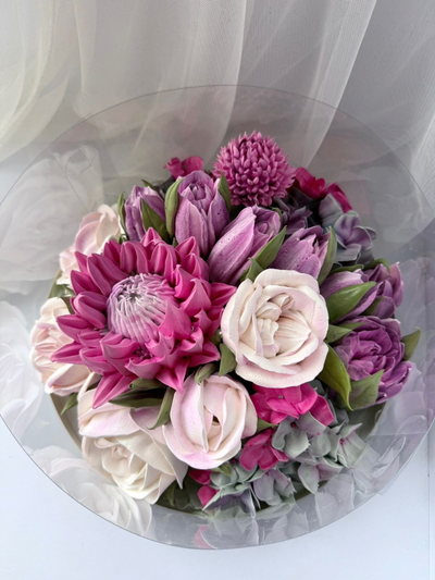 Шляпная коробка с зефирными цветами