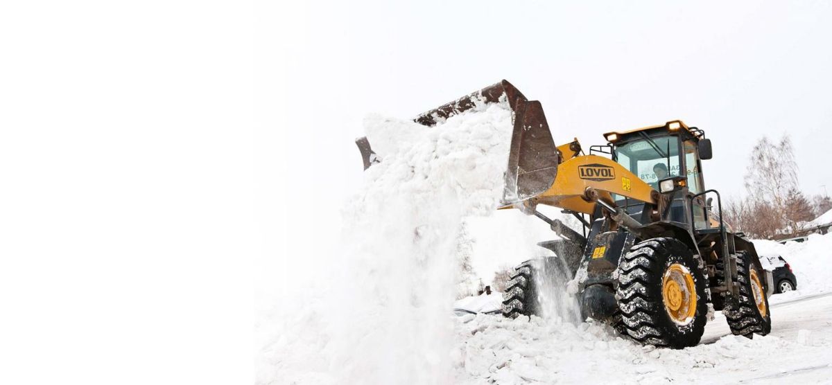 Уборка снега погрузчиком