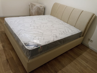 Современная дизайнерская кровать Орлеан, мягкое высокое изголовье, прямая стежка, фанера, усиленная металлом, с подъемным механизмом и бельевым ящиком