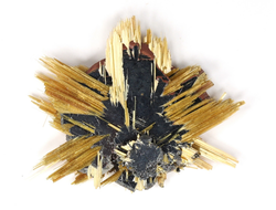 Редкость! Рутил свободного роста, сростки "звезды" золотистых игольчатых кристаллов на кристаллах гематита, Бразилия (25*21*3,5 мм, 2,3 г) №37915