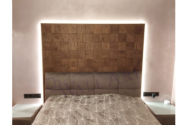 На фото панель из массива дуба "Квадраты шахматные". 
По периметру композиции использован торцевой штапик с подготовленным на производстве пазом, в который на монтаже был вставлен узкий алюминиевый профиль и смонтирована светодиодная лента.