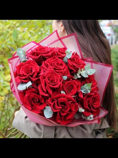 11 красных французских роз
