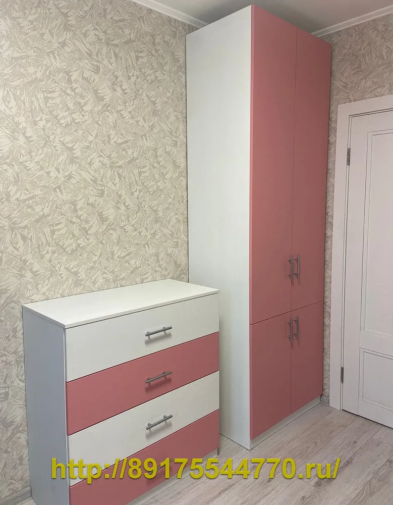 013 Шкаф с распашными дверьми и комод.
Фасады: 
ЛДСП Egger U311 ST9 Бургундский красный.
ЛДСП Egger, W1100 Белый Альпийский, структура ST9.
