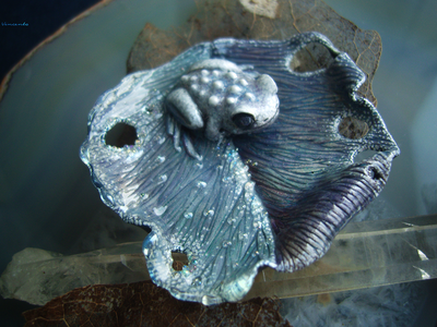 Брошь с лягушкой "Принц с окраин Ранней Осени"