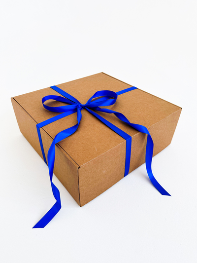 Большая подарочная коробка GILEV 37x37x14 см с синей лентой и наполнителем крафт