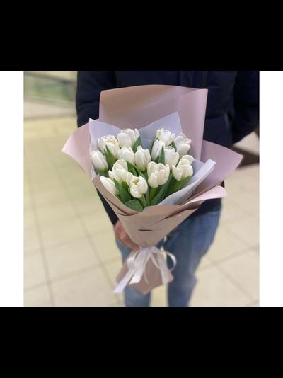 15 белых тюльпанов