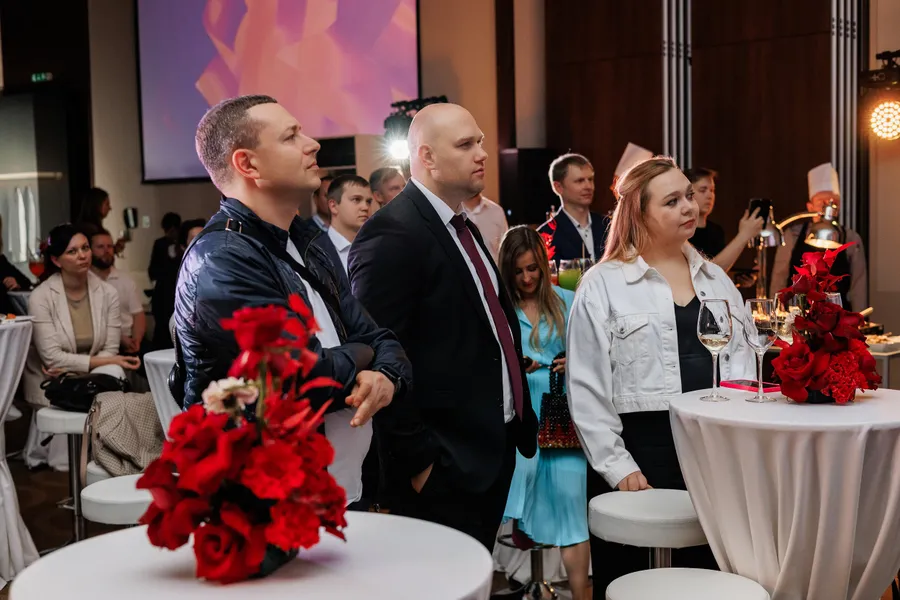 Оформление презентации Kuppersberg цветочными композициями от компании "Приятно" 