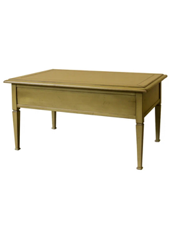 Журнальный стол прямоугольный на высоких ножках.