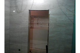 Облицовка плиткой стен и пола в ванной.