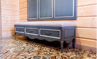 Пуф с мягким сиденьем и тремя выдвижными ящиками.