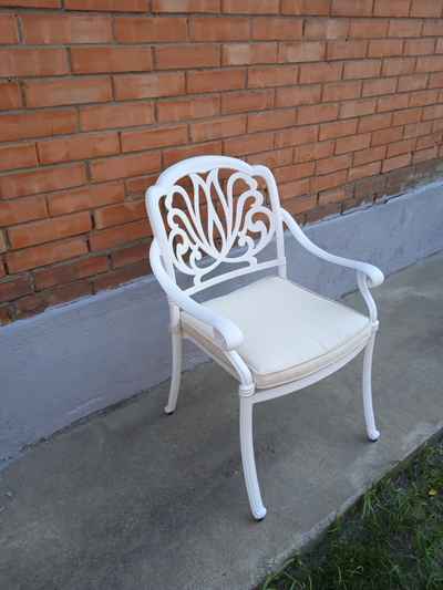 Белое кресло Louis из литого алюминия