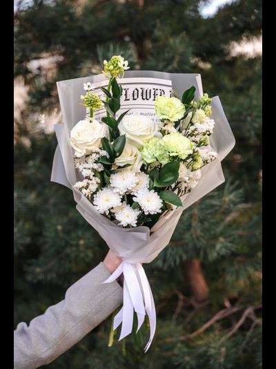 Белый с зелеными гвоздиками