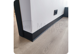 Долговечная отделка: черный алюминиевый плинтус ПЛ 100 с элегантным муаровым покрытием для премиального интерьера.