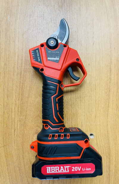 Набор садовый Brait: пила цепная аккумуляторная и секатор аккумуляторный BCCS20NM-2/BCP30-2VB