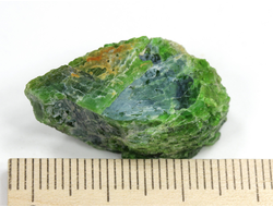 Хромдиопсид, необработанный "дикий" образец, Россия, Якутия (27*16*11 мм, 8,1 г) №28337