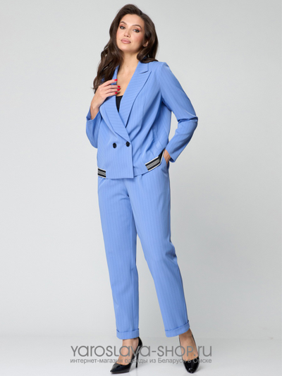Женский брючный костюм голубого цвета в полоску
