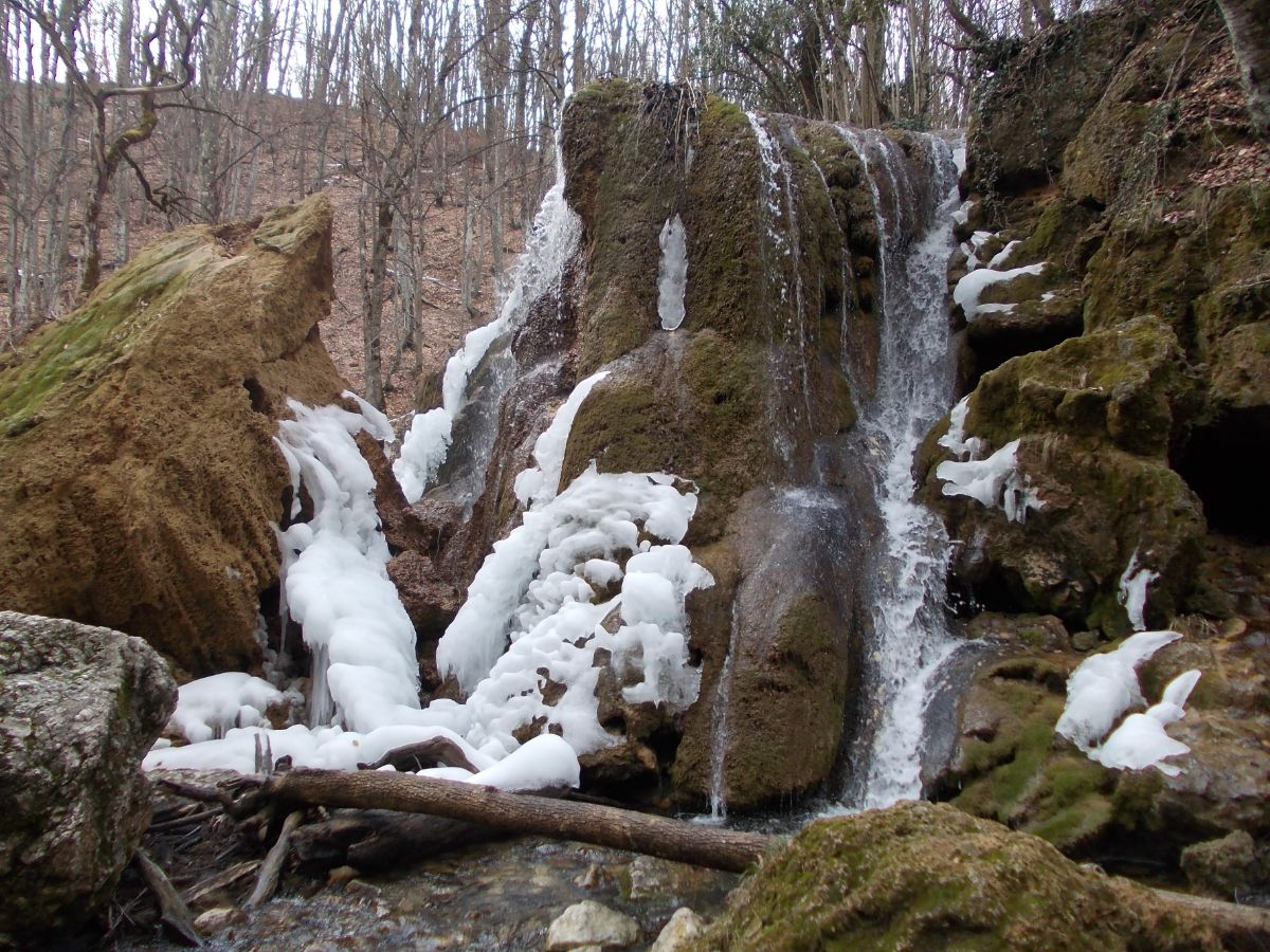 водопад Серебряный в марте в Крыму