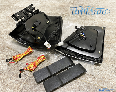 Cтопы Toyota Land Cruiser 200 07-15 LED темные БЕГАЮЩИЕ