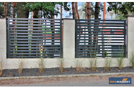 Секційний паркан, виготовлений з оцинкованих планок – огорожа з розрідженим типом заповнення
