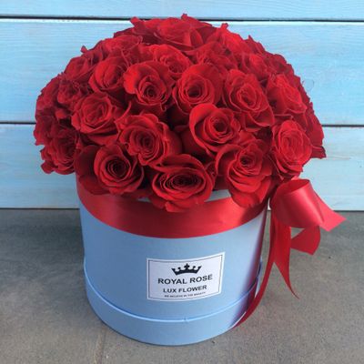 55 красных роз в шляпной коробке