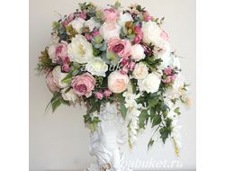 Композиция из цветов на статуэтке ангела праздничная Беатрис № СА07