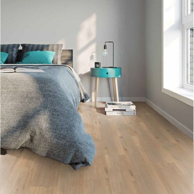 Ламинат Wineo Дуб Дикий Коричневый LA186LV4 в интерьере комнаты