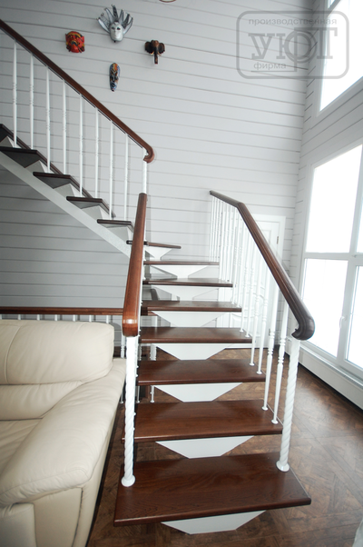 л-2. Металлические столбы и балясины. Ступени и поручень - массив ясеня