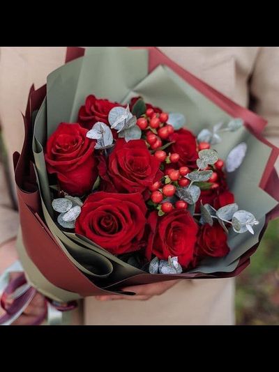 Букет из 9 роз с эвкалиптом